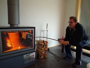 IMG_20160827_173925_resized_20160831_110847827.jpg (605.24 KiB) Katsottu 6297 kertaa Iron Horse ja paljon hämmennystä herättänyt takka. Toimi hyvin kaikkeen muuhun paitsi makkaranpaistoon