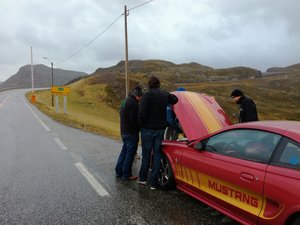 IMG_20160828_173406_resized_20160831_103242013.jpg (840.86 KiB) Katsottu 6290 kertaa Ikimuistettava paikka tehdä remonttia (huom. kyltti). Yhteispelillä se sujui, kaksi piti kiinni konepellistä ettei lennä taivaan tuuliin, yksi kaatoi nestettä ja kaksi teki tähän hommaan tuulensuojaa