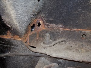 Tässä ongelman alkulähteillä, pientä rakoa on metallikappaleiden välissä. Hyvin siitä vesi ja kura virtaa