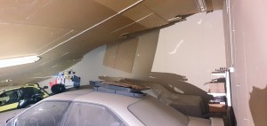 Mustang nurkassa peitteen alla.