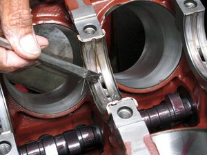 mufp_0703_14_z+MCE_427ci_engine_build+seating_the_main_bearings.jpg